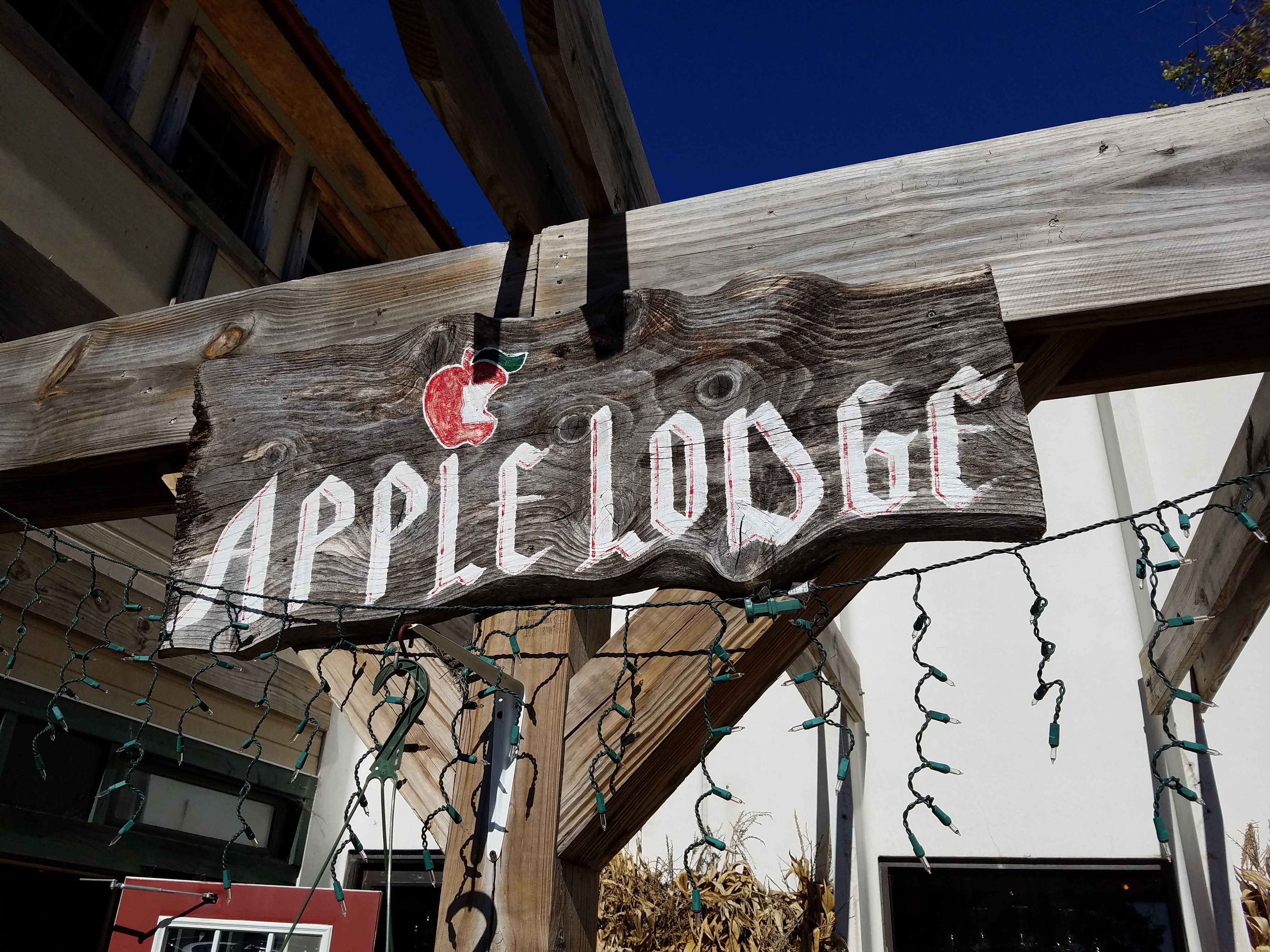 apple-lodge-sign-999.jpg
