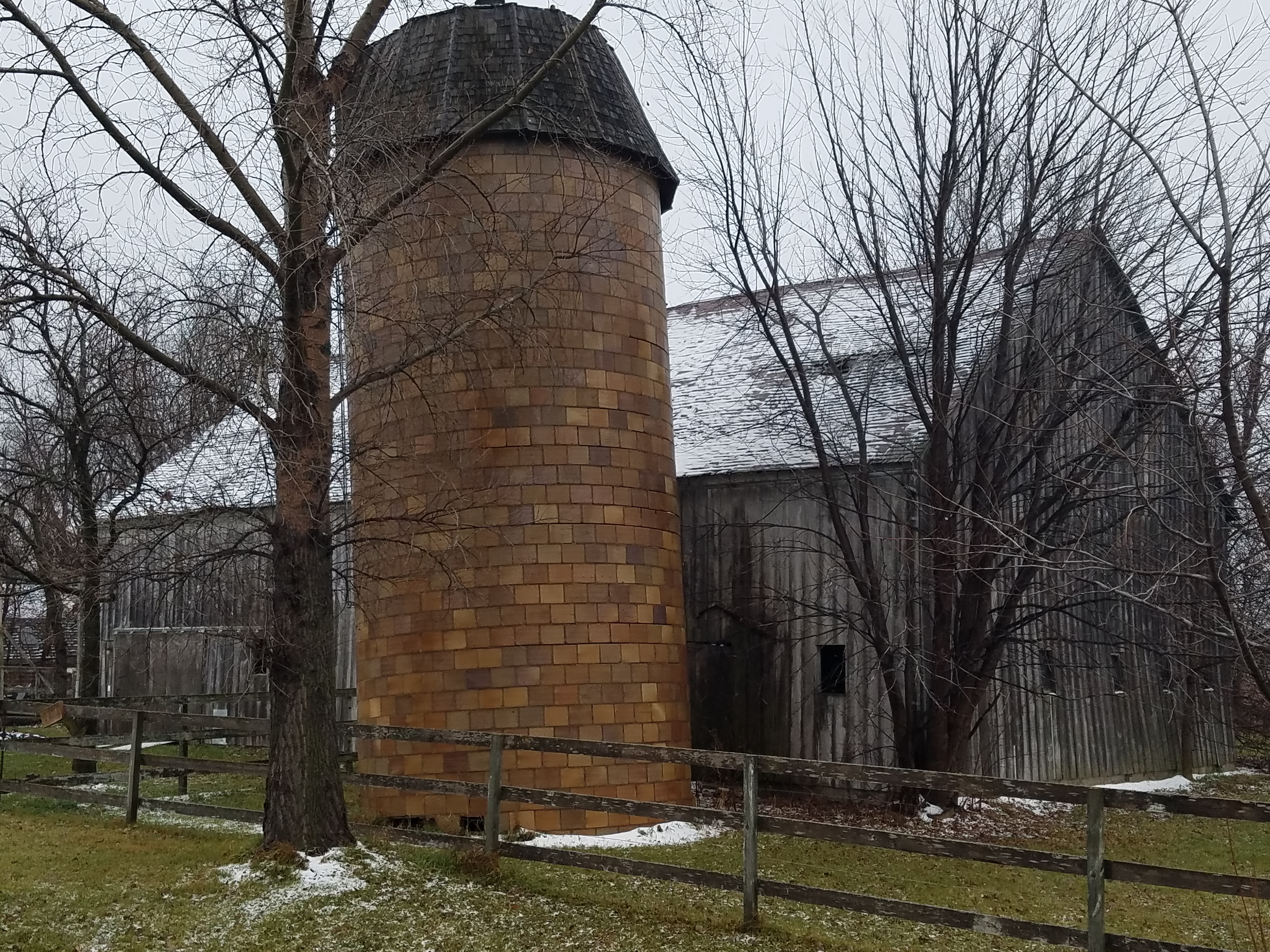 barn-with-a-dusting-of-snow-339.jpg